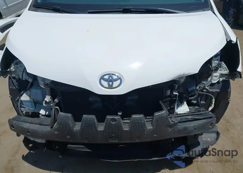 2017 Toyota Sienna Le 8 Passenger z USA, uszkodzony, nr VIN 5TDKZ3DC3HS783912